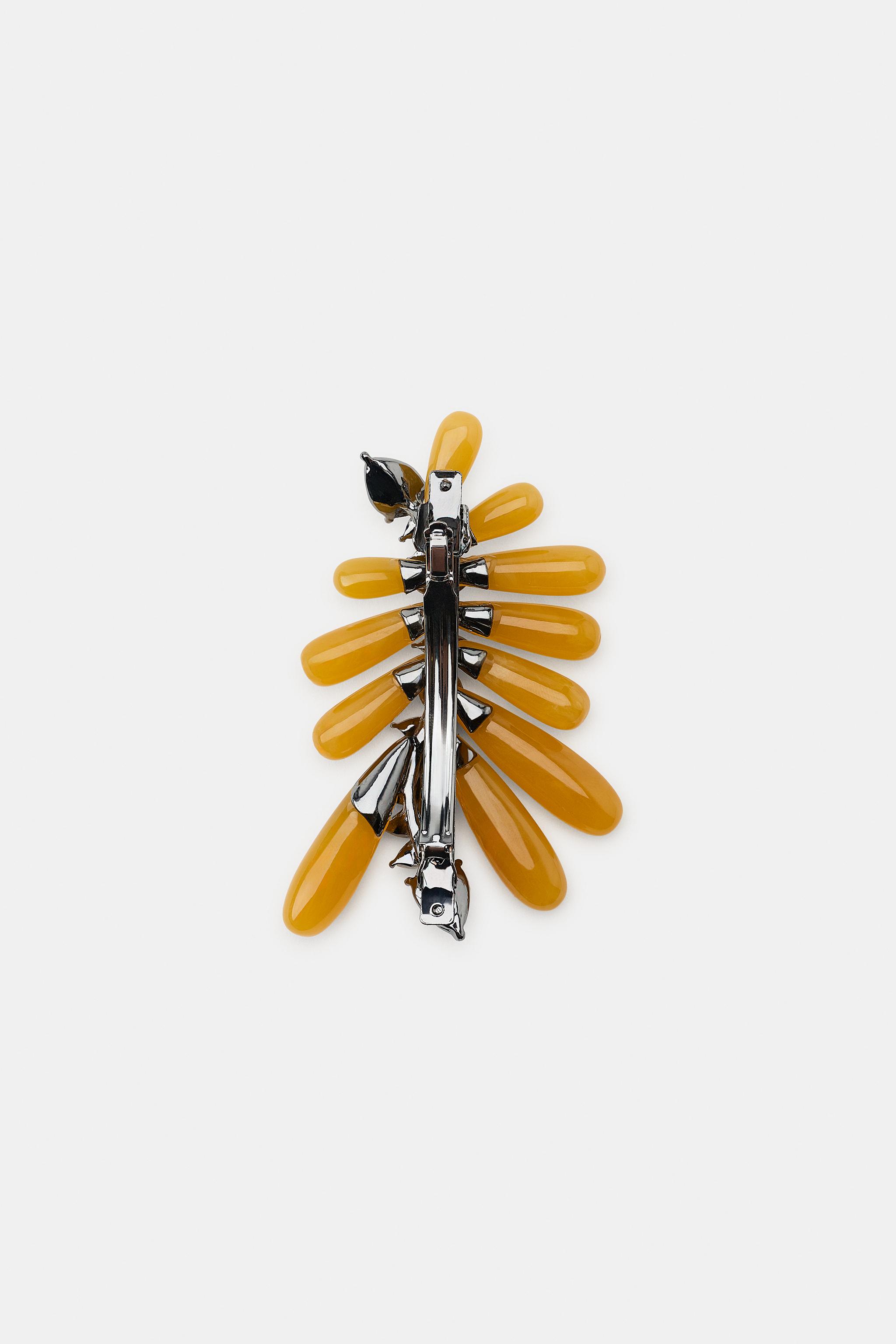 BROCHE EN RÉSINE ET BIJOUX